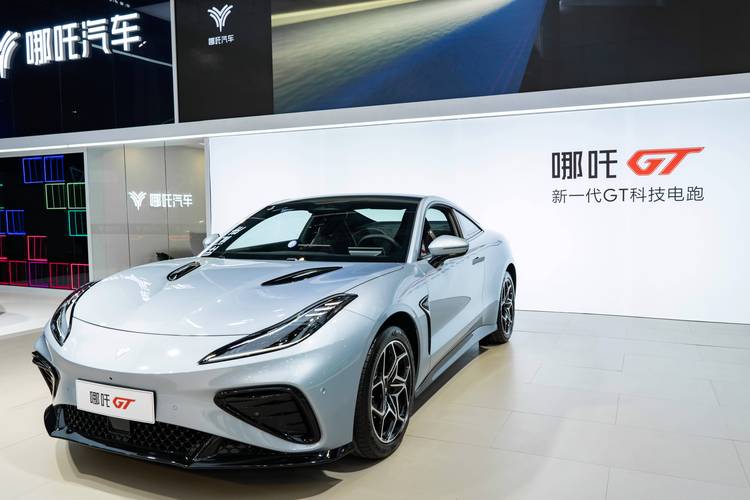 重庆77哪吒汽车在智能汽车领域的表现，领途汽车在新能源汽车市场中的影响力